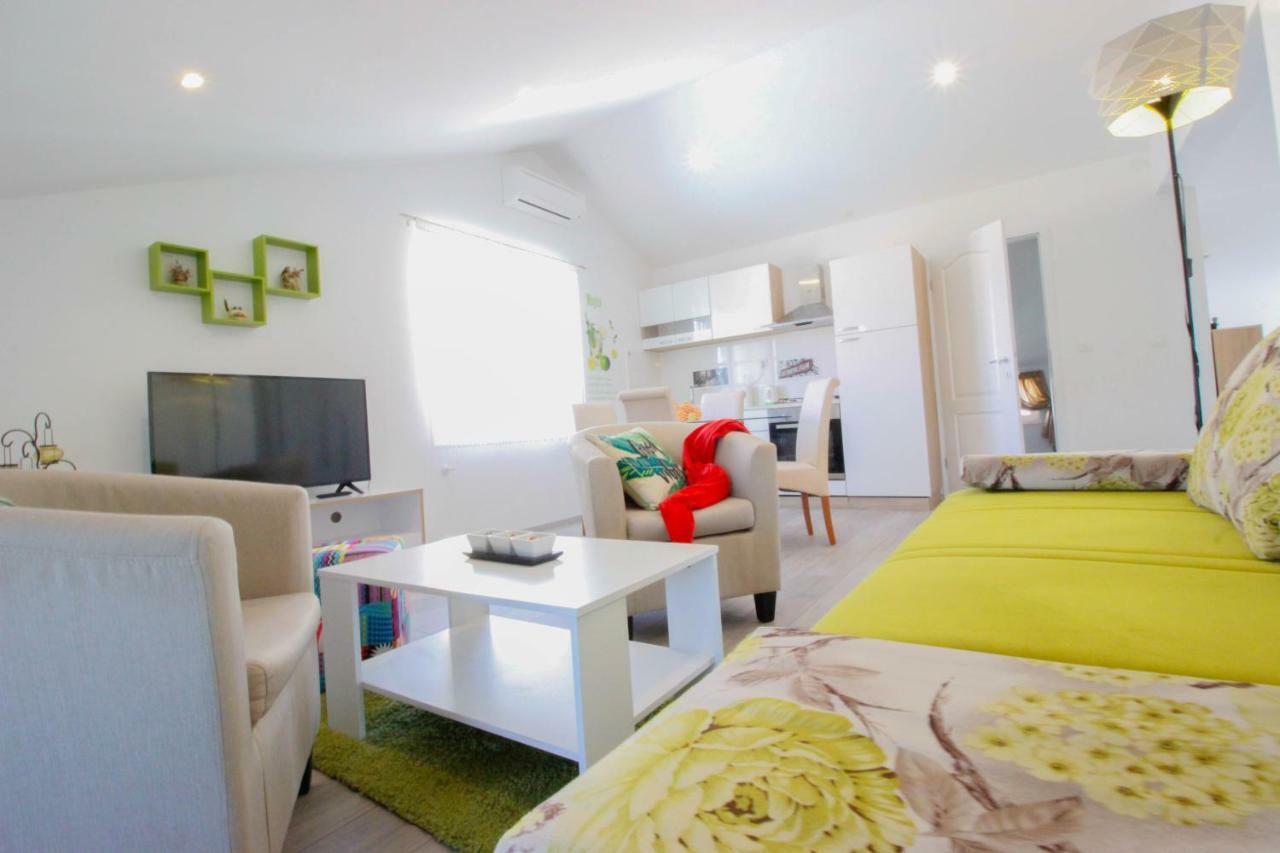 Studio Apartman Sky Ровин Екстериор снимка