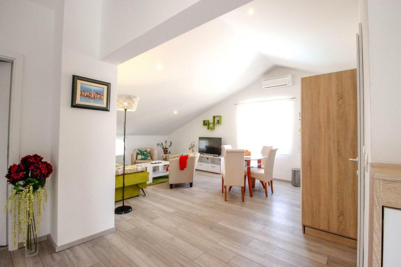 Studio Apartman Sky Ровин Екстериор снимка
