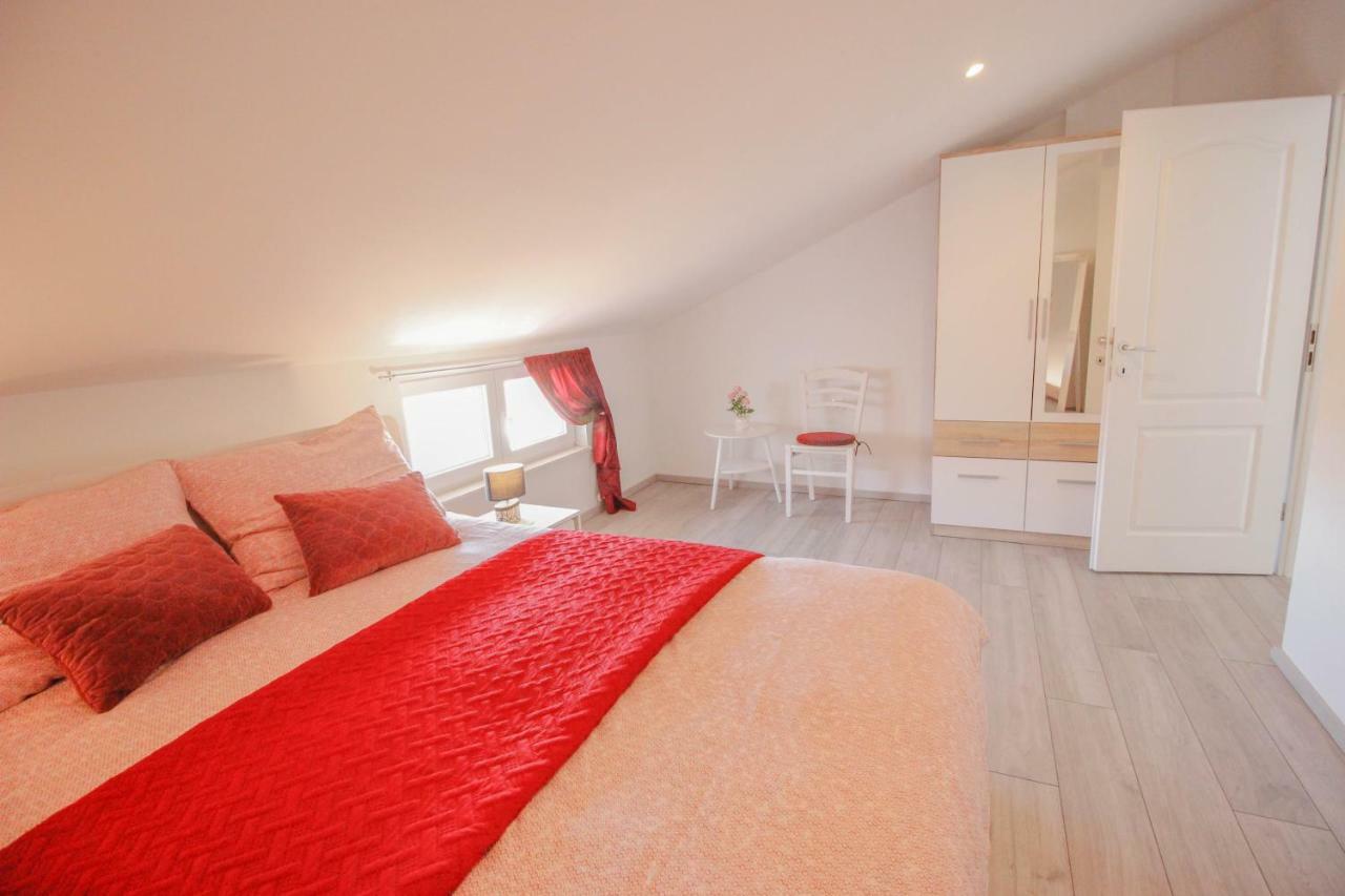 Studio Apartman Sky Ровин Екстериор снимка
